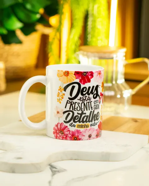 Caneca Deus Está Presente em Cada Detalhe